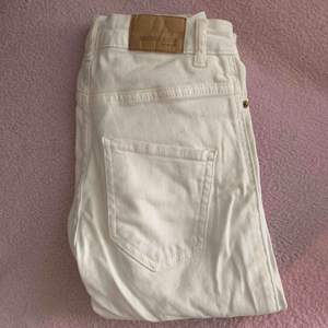 Ett par vita snygga jeans , använda 1-2 ggr, sen har dom bara legat i garderoben.  I bra skick. 