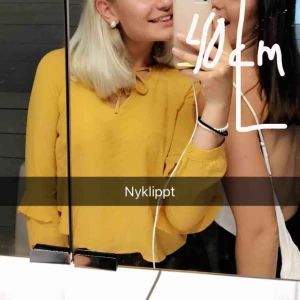  - Gul blus från bershka!!😍 en av mina gamla favoriter men riktigt bra skick! Får stryka till den lite innan användning kanske😅