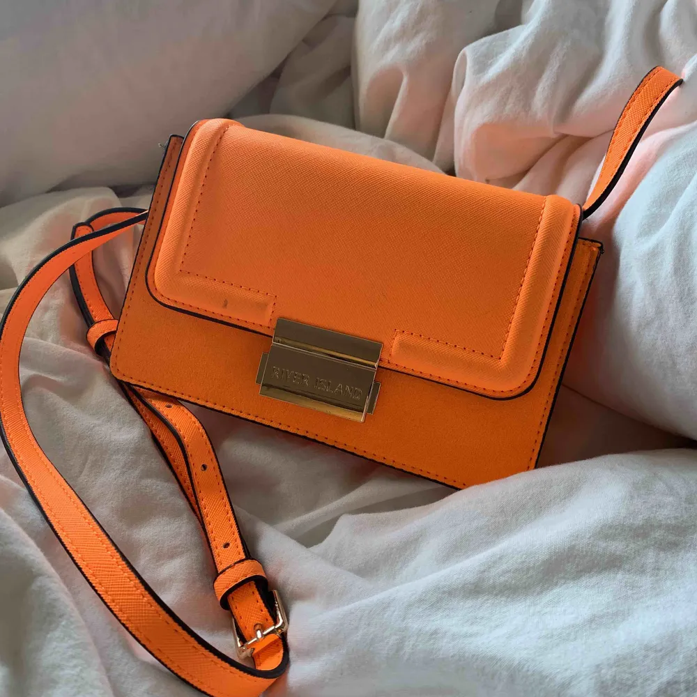 Snygg lysande orange väska. Endast använd en kväll! Längre band. Kan skicka fler bilder vid intresse☺️. Väskor.