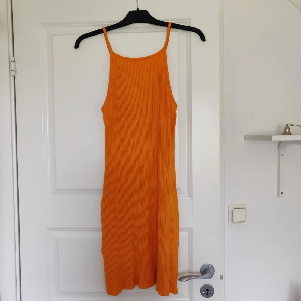 Snygg orange klänning som går precis nedanför knäna och är av ett stretchigt material. Den är köpt på Weekday men sällan använd. Köpare står för frakt ❣️. Klänningar.