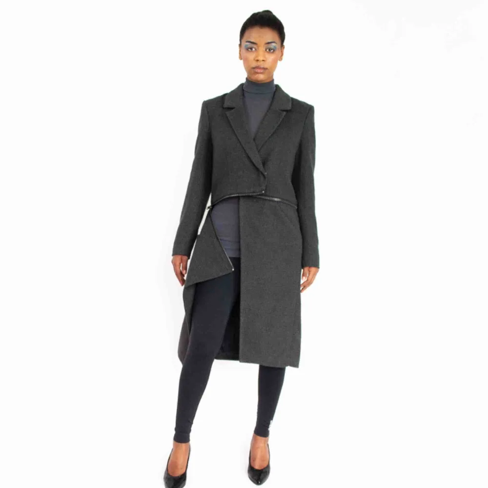 Grey coat-transformer that can turn into a short jacket Barely visible fabric pilling SIZE Label: EUR 36, fits best XS-S Model: 169/S Price is final! Free shipping! Ask for the full description! No returns!. Jackor.
