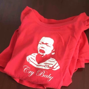  - Crybaby t-shirt🌟 okänt märke med ett litet hål vid ena armen (se bild 3)