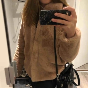  - Härlig varm pälsjacka! Den är mer av färgen rosa än beige... sparsamt använd och säljes pga sällan använder den! Köparen står för frakt :) nypris: 600kr