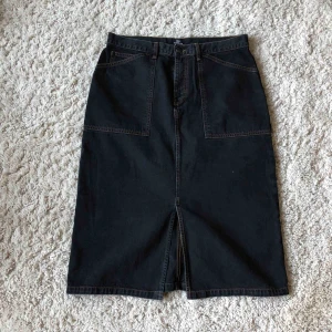  - Svart jeans designer kjol köpt på ETC använd en gång storlek 40. Knä/ Ankellång. Så snygg men tyvärr för stor.