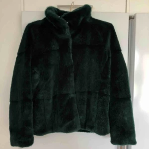  - Säljer min mörkgröna pälsjacka i xs. Ganska tjock vilket gör den jättevarmt, I superskick även att jag använt den en del! Passar s också då den är något oversized.