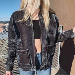  - Blå ”sammetsjacka” från Zara, använd ca 4 ggr för typ 2 år sedan. Hängt i garderoben ever since. 