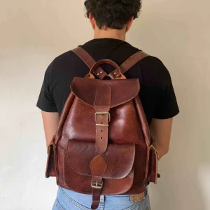  - Vintage italiensk ryggsäck i äkta läder i perfekt skick. 39 cm hög. Finns i Stadshagen. Kan mötas upp i Sthlm eller skickas mot fraktkostnad. 