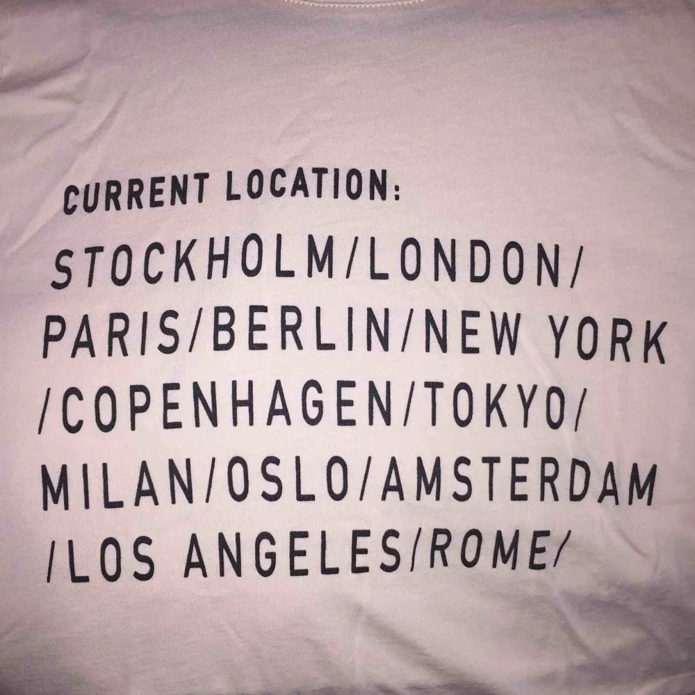 Beige t-shirt med 12st huvudstäder från GINA TRICOT i storlek S . T-shirts.