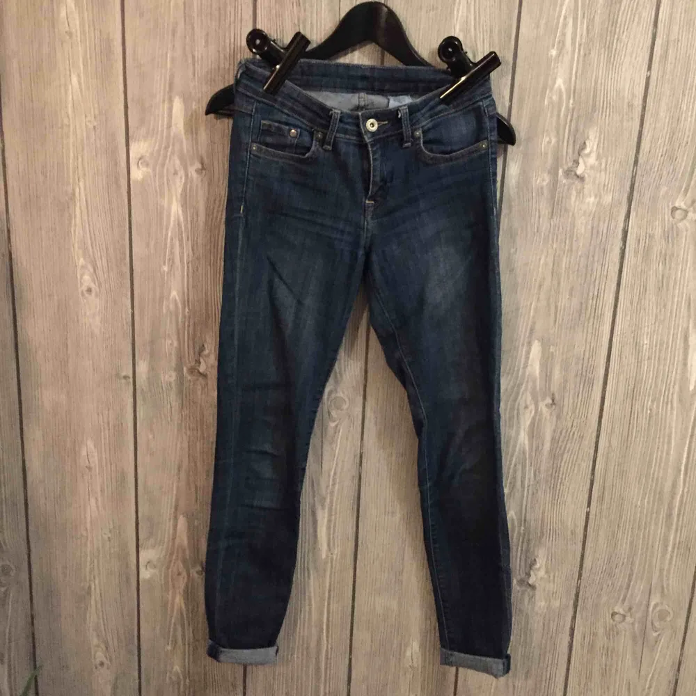 Blå jeans från H&M DENIM i storlek S. Jeans & Byxor.