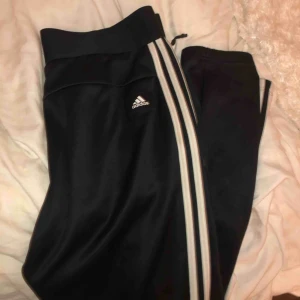  - Snygga & jätte sköna Adidasbyxor i tjockare träningsmaterial. Skriv för flera bilder. Möts upp i Falkenberg eller står köparen för frakten 
