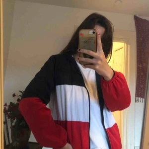  - Snyggaste vindjackan från Brandy Melville, passar med en hoodie under nu till hösten men håller även värmen bra i sig själv! 