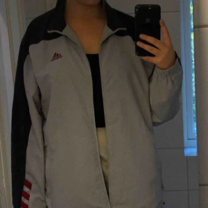  - Jacka från Adidas i stl 42/44, helt oanvänd efter att jag köpte den på Humana, frakt tillkommer