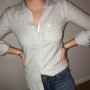  - Jättefin skjorta från Abercrombie and Fitch. Säljs på grund av att den knappt kommit till användning. Köptes för ca 650 kr.