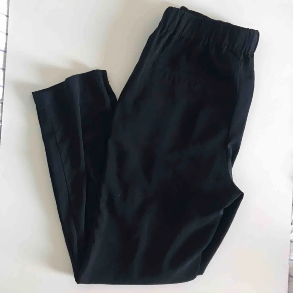 Jättesköna svarta kostym byxor i storlek S med ganska bred midja! frakt tillkommer eller kan även mötas upp i Sthlm. Jeans & Byxor.