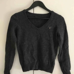  - Säljer denna gråa Gant tröja. Eftersom den är gjord av ull så är den väldigt varm vilket passar perfekt nu till hösten. Säljer pga att den blivit för liten.