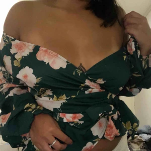  - Blommig offshoulder blus från Nelly.com i storlek 34. Använt endast 1 gång. Köparen står för frakten 🌸