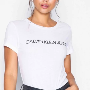  - T-shirt från Calvin Klein i storlek XS. Köparen står för frakt :)