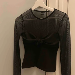  - Genomskinlig topp från Ginatricot. Köparen står för frakt :)
