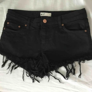  - svarta jeansshorts från ginatricot som är slitna nertill som ni ser på bilderna! 🖤 är tyvärr för små för mig. inte använt på länge. frakt tillkommer!