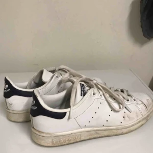  - Säljer mina adidas stan smith skor med blå häl. Inte använda på säkert 2 år men dom är inte i det bästa skicket som syns på sista bilden! 😬Frakten ingår i priset☺️💕