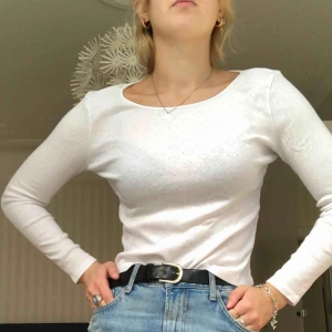  - Vit långärmad tröja från Ninni med små hjärtan på 