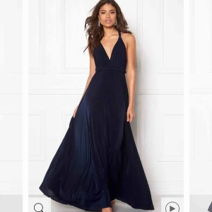  - Jag säljer min balklänning från Goddiva (pris kan förhandlas) . Den går att knyta på olika sätt och passar dig från 160-175 cm med storlek xs och s.  Använd en gång i cirka 3 timmar på skolbalen i nian.