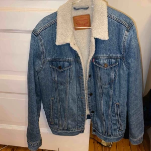  - Helt oanvänd Lewis jeans jacka med Teddy fordring. Varm och snygg jacka. Aldrig använd utomhus. Nypris 1499kr Storlek m
