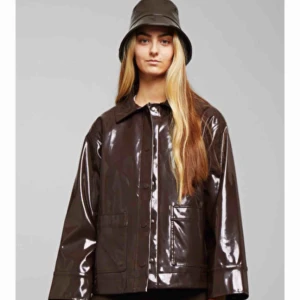  - Säljer denna ursnygga jackan från Weekday!!Aldrig använd! Köpte den för 600kr och säljer den nu för 300kr. Funkar i regn såväl som snö. Säljer den eftersom jag har en annan liknande. 