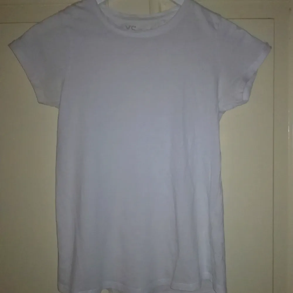 Basic t-shirt från NewYorker.  + FRAKT 20 KR-------> TOTALT: 100 KR (inkl. frakt)  . Toppar.
