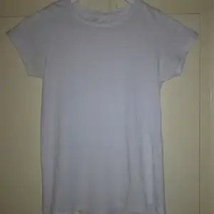 Basic t-shirt från NewYorker.  + FRAKT 20 KR-------> TOTALT: 100 KR (inkl. frakt)  