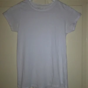  - Basic t-shirt från NewYorker.  + FRAKT 20 KR-------> TOTALT: 100 KR (inkl. frakt)  