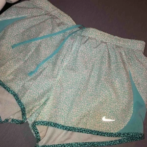  - Hej säljer mina tränings shorts från Nike st S! Använda ca 1-4 gånger Köpta i usa på Nike 2018 Har tyvärr klippt sönder resonen i inner byxan, pågrund av dom var för små för mig! Men inget man märker av när man bär shortsen!:)  Köparen står för frakten:)
