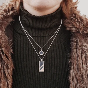  - Runt hänge 429 kr, rektangulärt hänge 549- med kedja    Jeanius UF handtillverkar nyanserande smycken av silver och återvunna jeans, syftet är att uppmärksamma om de resurser som går åt för att tillverka ett par jeans. Men även kunna ge er stilrena unisex smycken som passar alla tillfällen.  5% av vinsten går till Unicefs vattendonering för rent vatten 