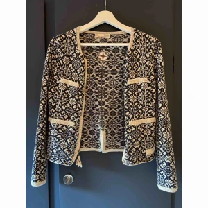  - Kofta från Odd Molly.  Marinblå och vit, aldrig använd.  Storlek: 0  (XS) 