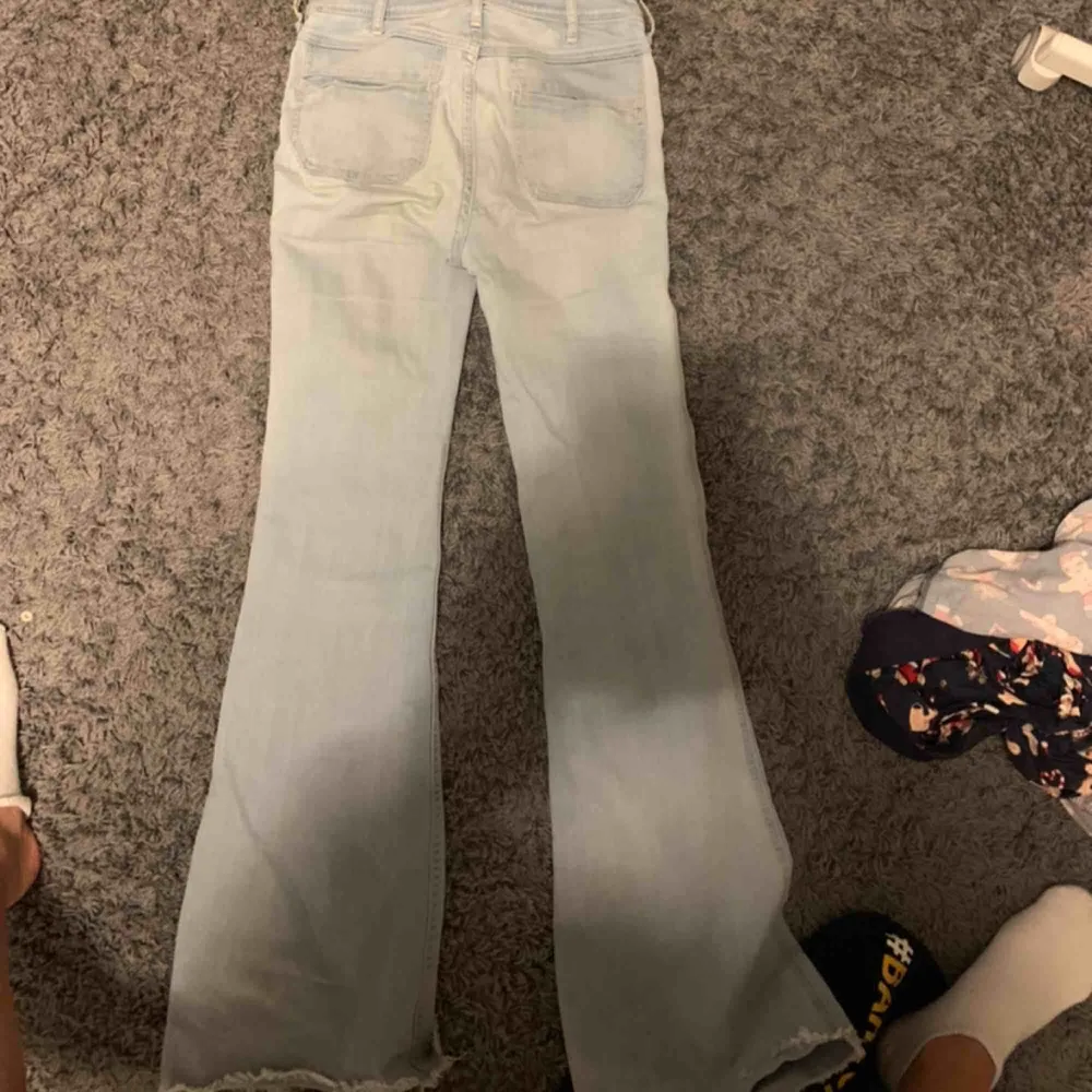 As snygga och jätte sköna jeans från abercrombie, det står ingen logga någonstans. Dom är jätte stretchiga och passar 1-2 storlekar upp skulle jag säga. Perfekt för långa ben. Jeans & Byxor.