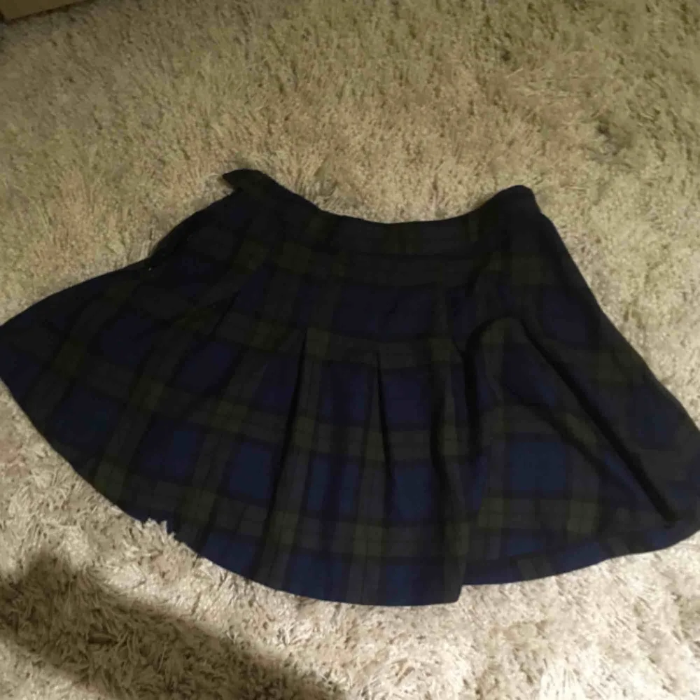 Säljer denna fina kjol då jag inte använder den ofta alls!Köpt på HM för någon sommar sen.Det är storlek 40,men beroende på hur tajt man vill ha den(jag brukar ha storlek 36)kan det också passa någon som har någon mindre storlek!Köparen betalar frakten✨. Kjolar.