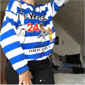  - Världens snyggaste vintage adidas köpt på beyond retro!! Endast använd 1 gång och köpt för 500kr 💖 Den är en oversized XS så den passar nog upp till M 🚀