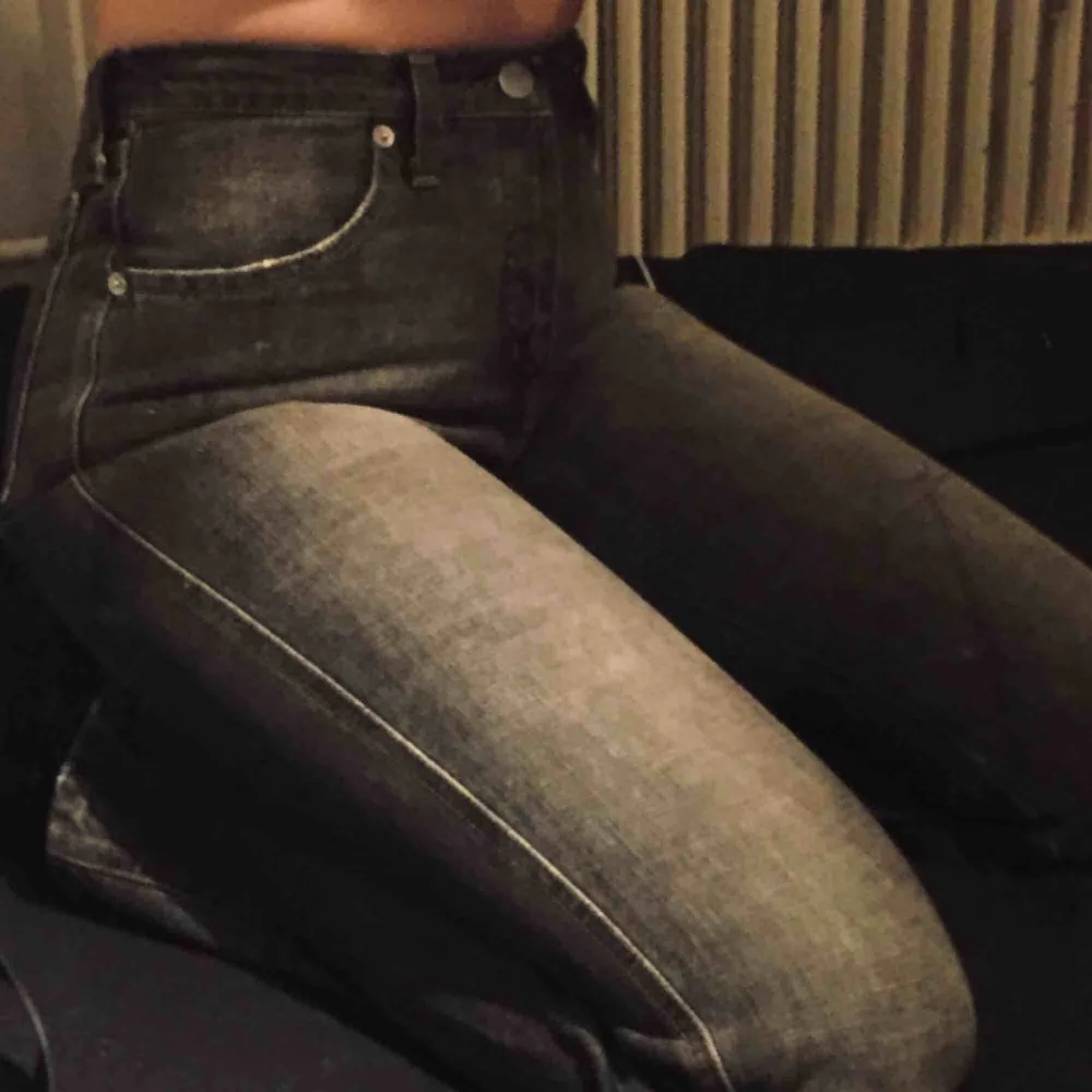 asballa armani-jeans! verkl 2 die for🥺 perfekta grå-svarta färgen! säljer endast pga liiite för små på mig😢 (strl 28 men små i storleken imo) frakt tillkommer! . Jeans & Byxor.