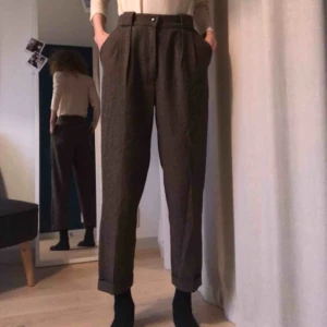  - Byxor i ylle eller ylleliknade material i bra kvalitet. Köpa vintage. Superbra skick. Ankellånga på mig (är 174cm). Passar midja 24-26 typ