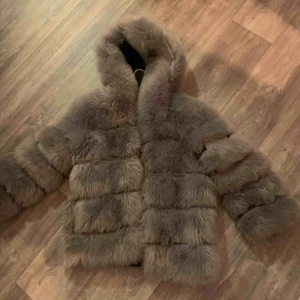  - Har inte använt denna jacka. Köpte den på Facebook och hon hade inte heller använt den