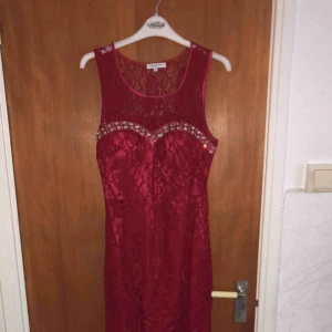  - FIN klänning med detaljer använd bara en gång. Storlek S.  Finns i Stockholm. Pris: 1000 kr