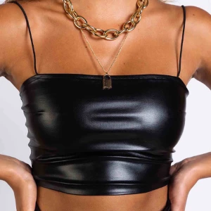  - MÅNGA INTRESSERADE, SLÅ TILL NU! Sjukt fin topp från Lisa x Madlady-kollektionen! 💗Fuskläder såklart✌🏻 Säljer pga köpte fel storlek! Frakt 22kr