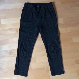  - Tapered Jack & Jones byxa i ganska bra skick. Storlek 30(midja) och 32(längd). Tycker själv dock dem är kortare än 32 i längd. 