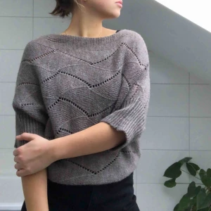  - En stickad brun tröja från Italien. Fina mönster och fin passform! 