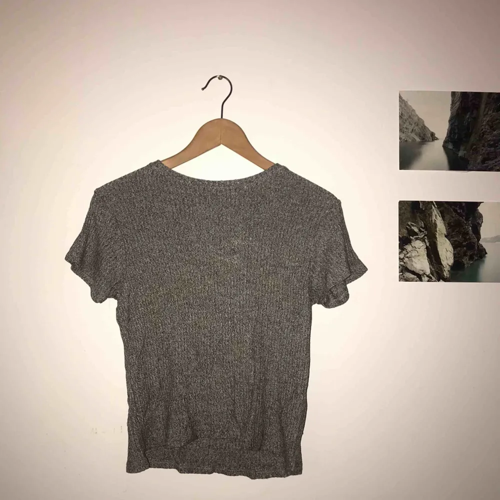 Basic snygg tröja från Brandy Melville, extreeeemt skönt material!! . T-shirts.
