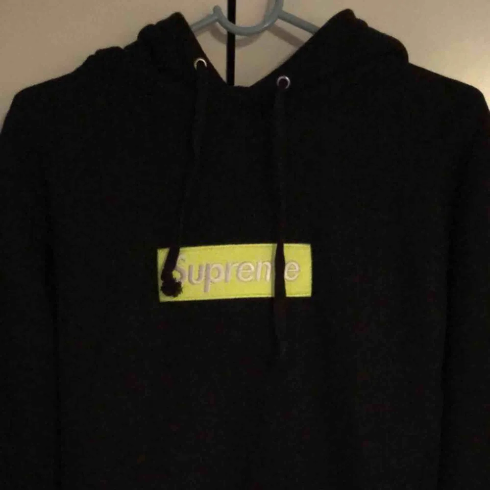 Supreme hoodie, storlek medium  Meetup i Stockholm/Nacka eller köpare står för frakt . Hoodies.