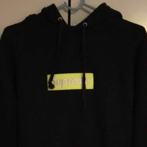  - Supreme hoodie, storlek medium  Meetup i Stockholm/Nacka eller köpare står för frakt 