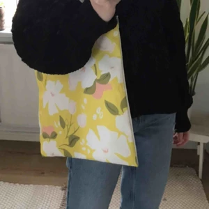  - Tygkassarna finns i 8 olika tryck. Gratis frakt i hela landet. 1 för 149kr. 2 för 249kr. 3 för 299kr. Har dragkedja och ett innerfack med dragkedja. Skicka ett meddelande för att köpa. Betalning sker via swish ❤️🧡💛💚💙💜💗❤️🧡💛💚💙💜💓❤️🧡💛💚💙💜💓