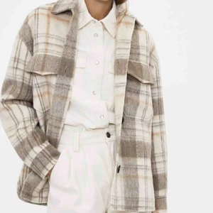  - Endast testad jacka från bershka  köpt för 600kr Frakt står köpare för 