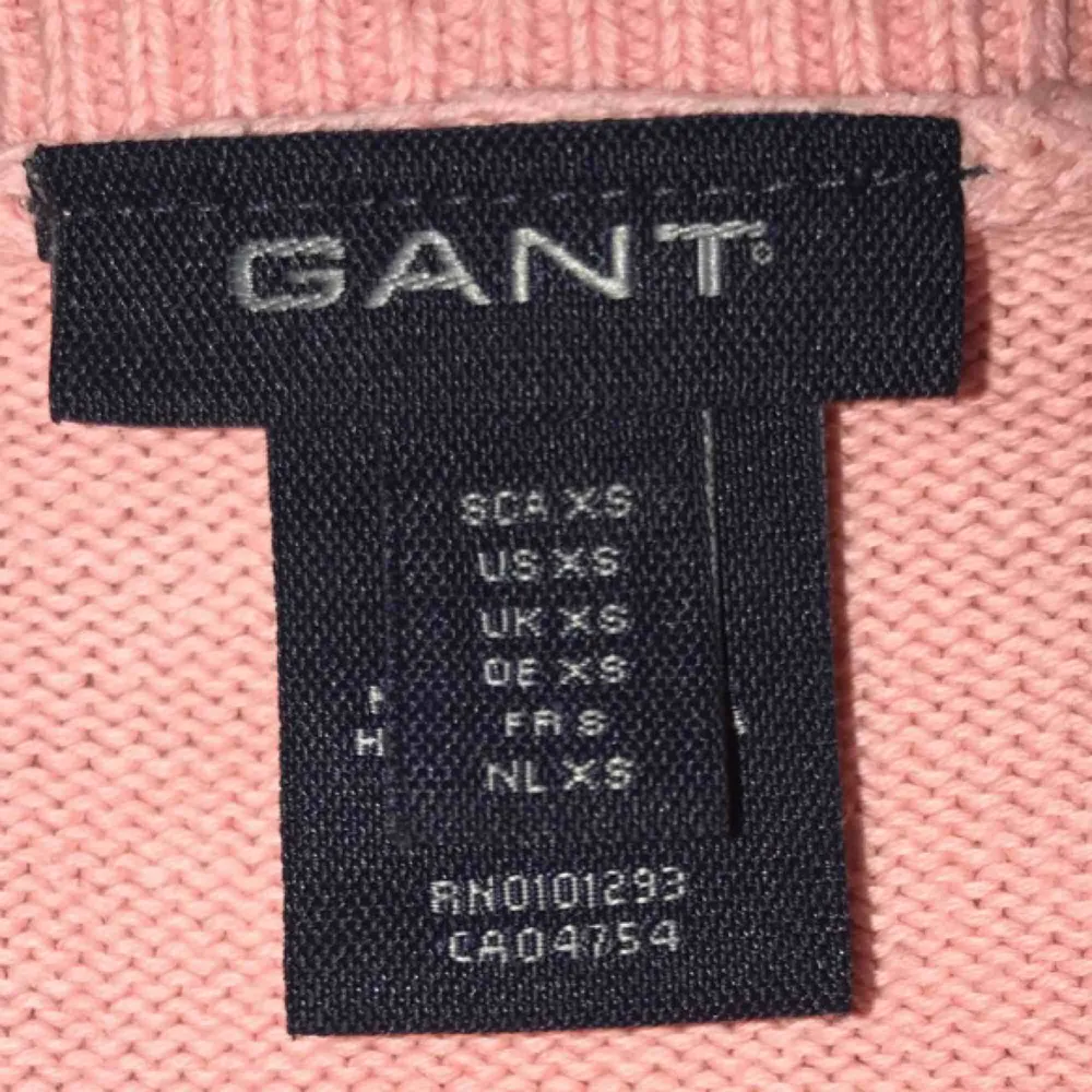 Fin Gant tröja med V-ringning i strl XS. Frakt 59kr (sammanlagt 139kr). Tröjor & Koftor.